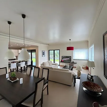 Feriehus Charming House With Garden In *