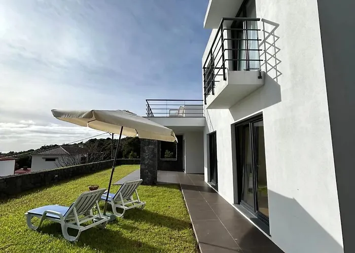 Charming House With Garden In בית נופש Angra do Heroísmo