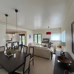 Dom wakacyjny Charming House With Garden In *