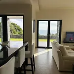 Dom wakacyjny Charming House With Garden In