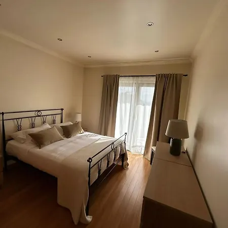 Dom wakacyjny Charming House With Garden In