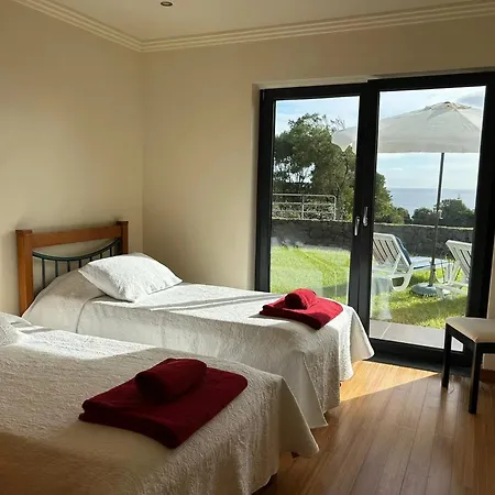 Casa de Férias Charming House With Garden In *