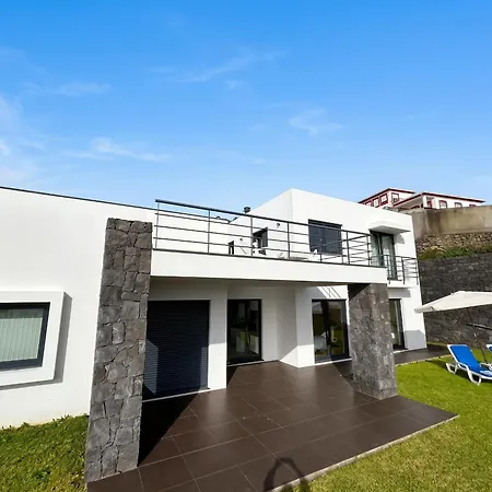 Charming House With Garden In Dom wakacyjny Angra do Heroísmo