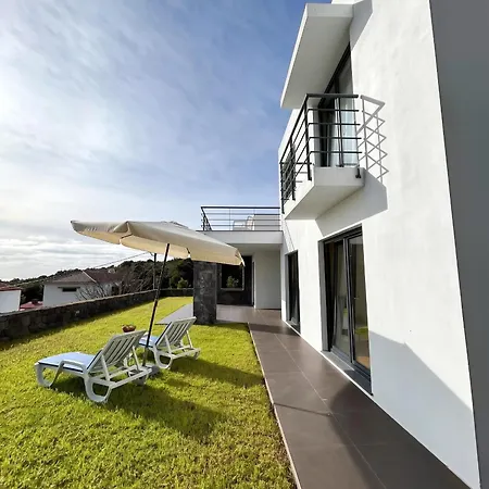 Dom wakacyjny Charming House With Garden In