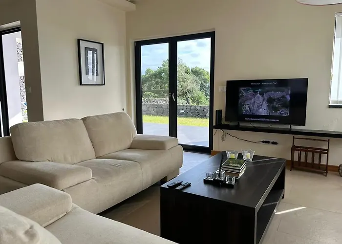 Charming House With Garden In